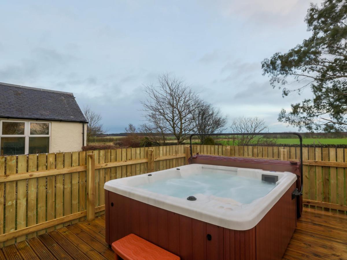Vicarsford Farmhouse With Hot Tub Near St Andrews Exterior photo